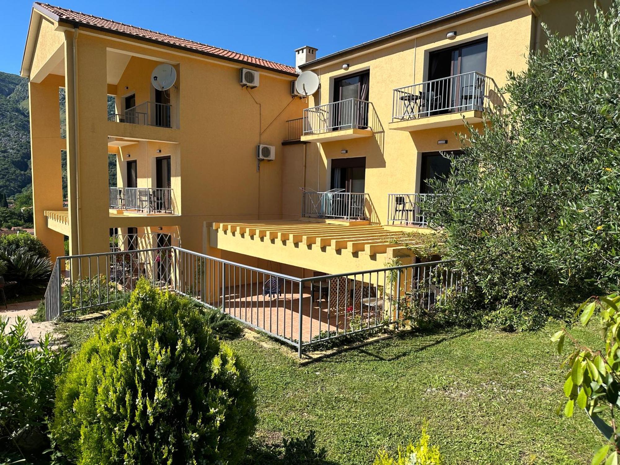 Villa Risan Apartments 外观 照片